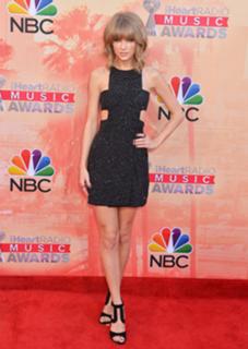 Taylor Swift feet photo thumbnail