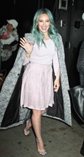 Hilary Duff feet photo thumbnail