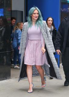 Hilary Duff feet photo thumbnail
