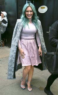 Hilary Duff feet photo thumbnail