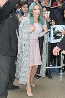 Hilary Duff feet photo thumbnail