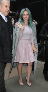 Hilary Duff feet photo thumbnail