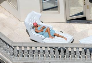 Paris Hilton feet photo thumbnail