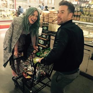 Hilary Duff feet photo thumbnail