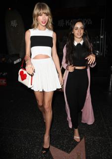 Taylor Swift feet photo thumbnail