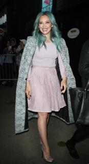 Hilary Duff feet photo thumbnail