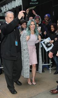 Hilary Duff feet photo thumbnail