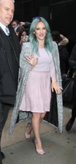 Hilary Duff feet photo thumbnail