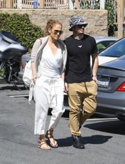 Jennifer Lopez feet photo thumbnail