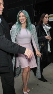 Hilary Duff feet photo thumbnail