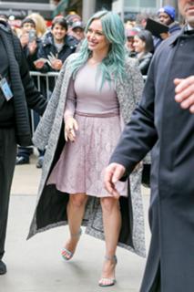 Hilary Duff feet photo thumbnail
