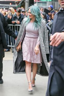 Hilary Duff feet photo thumbnail