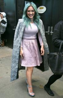 Hilary Duff feet photo thumbnail
