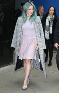 Hilary Duff feet photo thumbnail