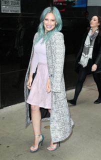 Hilary Duff feet photo thumbnail