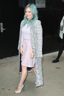 Hilary Duff feet photo thumbnail