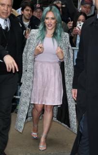 Hilary Duff feet photo thumbnail