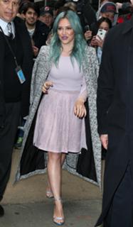 Hilary Duff feet photo thumbnail
