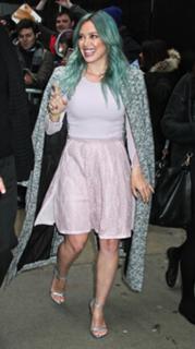 Hilary Duff feet photo thumbnail