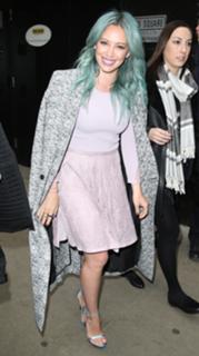 Hilary Duff feet photo thumbnail