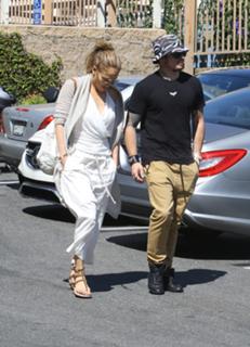 Jennifer Lopez feet photo thumbnail