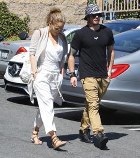 Jennifer Lopez feet photo thumbnail