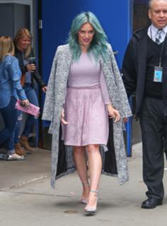 Hilary Duff feet photo thumbnail