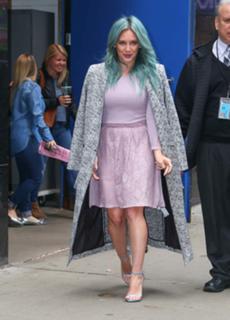 Hilary Duff feet photo thumbnail