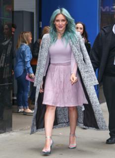 Hilary Duff feet photo thumbnail