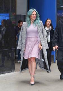 Hilary Duff feet photo thumbnail