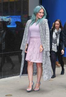 Hilary Duff feet photo thumbnail
