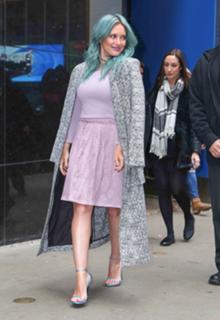 Hilary Duff feet photo thumbnail