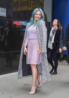 Hilary Duff feet photo thumbnail