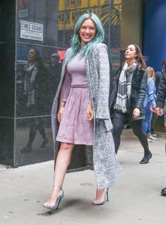 Hilary Duff feet photo thumbnail