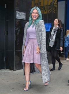 Hilary Duff feet photo thumbnail