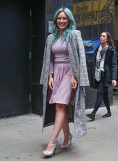 Hilary Duff feet photo thumbnail