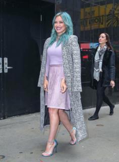 Hilary Duff feet photo thumbnail