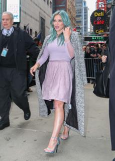 Hilary Duff feet photo thumbnail