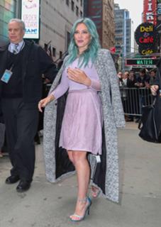 Hilary Duff feet photo thumbnail