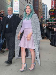 Hilary Duff feet photo thumbnail