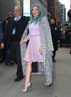 Hilary Duff feet photo thumbnail