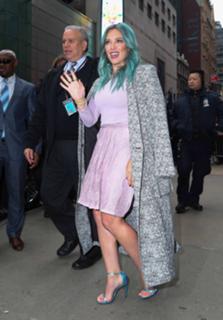 Hilary Duff feet photo thumbnail