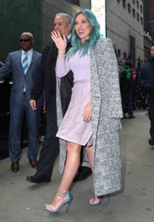Hilary Duff feet photo thumbnail
