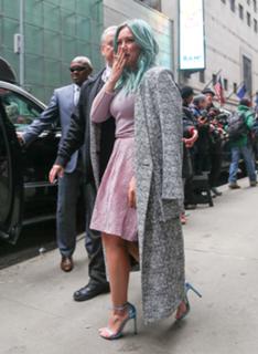 Hilary Duff feet photo thumbnail