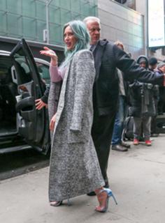 Hilary Duff feet photo thumbnail