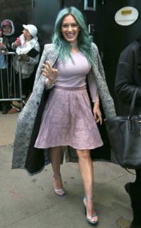 Hilary Duff feet photo thumbnail