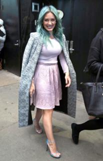 Hilary Duff feet photo thumbnail