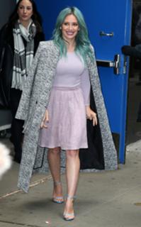 Hilary Duff feet photo thumbnail