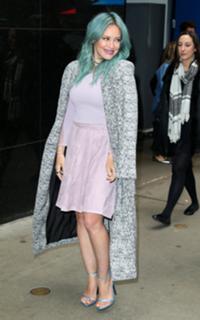 Hilary Duff feet photo thumbnail