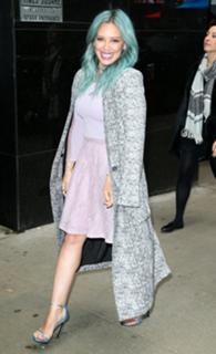 Hilary Duff feet photo thumbnail